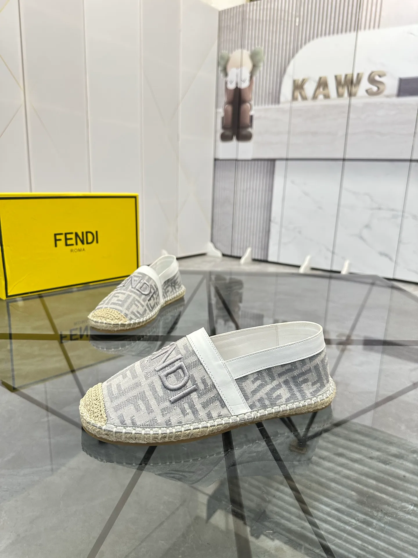 Selling men's shoes 💰: 💰P420¥ Product trademark: Fendi* "Fendi*" low-top fisherman's shoes Regular size: 38-44 (can be customized to 37.45) Product materials: upper imported cowhide stitched with original fabric, sheepskin lining, original outsole. Number: 1023